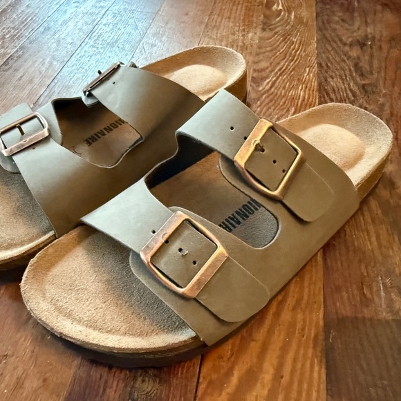 Cushionaire Lane Cork Footbed Sandal - Brown | size 7M - Picture 2 of 7